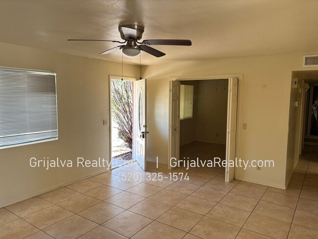 Building Photo - Beautiful 3 Bedroom, 2 Bath Eastside House (Escalante/Camino Seco)
