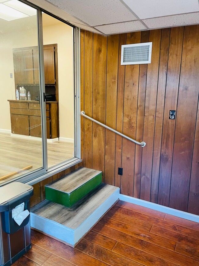 Building Photo - 3 bed /2 bath home in East Sac