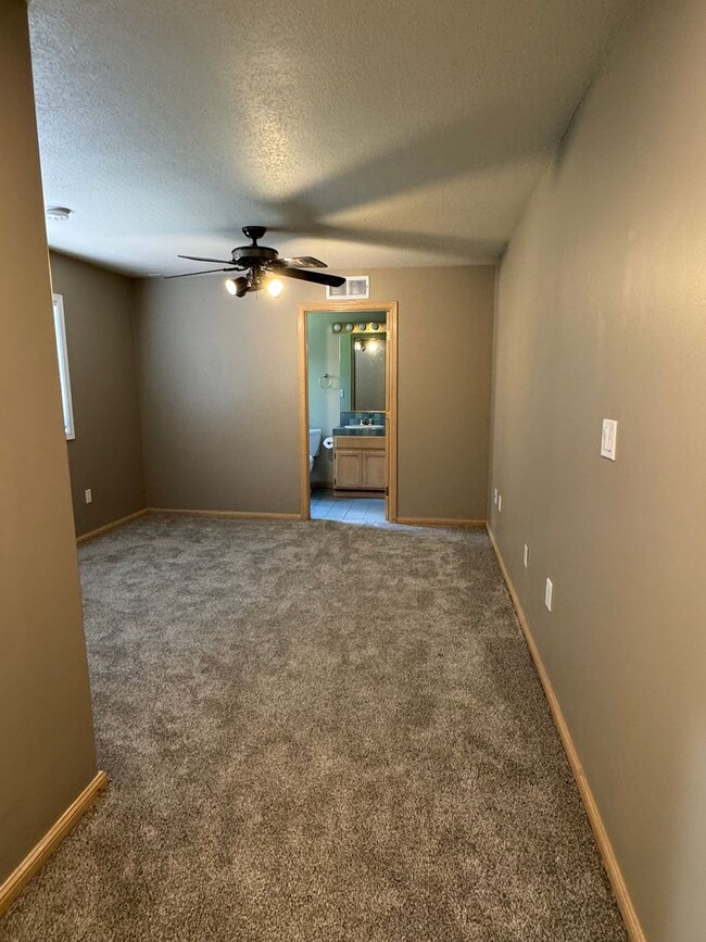 Building Photo - Scenic North Auburn Living – 1 bedroom 2-S...