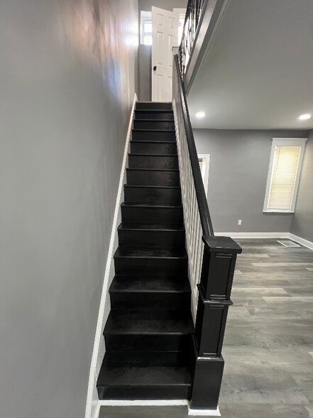 Building Photo - 510 McClellan St