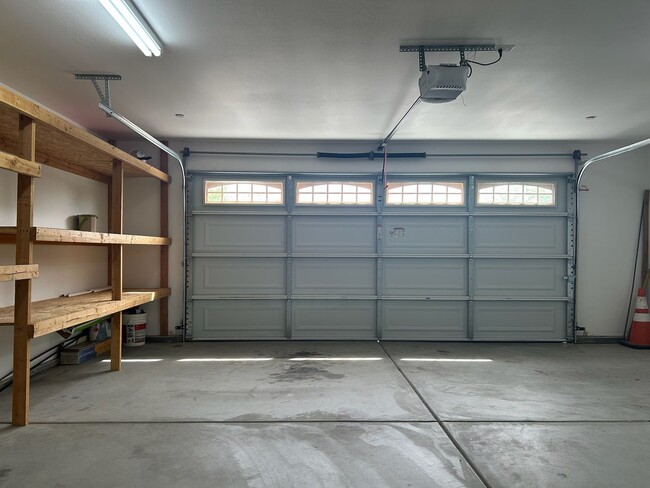 Building Photo - Please contact Vaughn Realty to set up an appointment, 760-446-6561