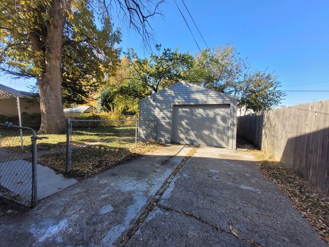 Building Photo - Two bedroom home, beautiful hardwood floors!