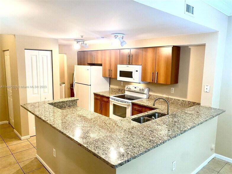 Building Photo - 5900 W Sample Rd