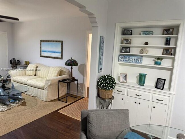 Building Photo - 2210 SW 25th St