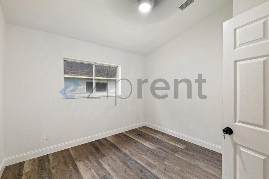 Building Photo - Unit