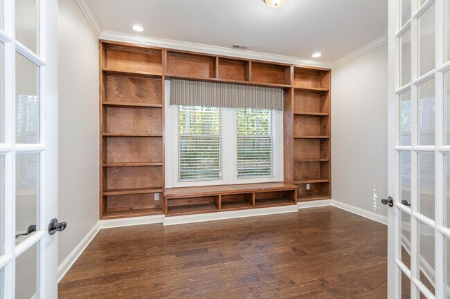 Building Photo - Stunning 5-Bedroom, 5-Bathroom Home with Chef's Kitchen and Luxurious Features