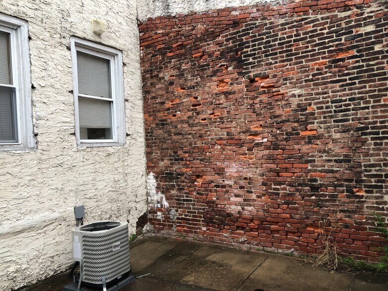 Building Photo - 801 N Preston St