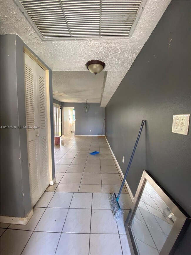 Building Photo - 820 N Franklin Ave