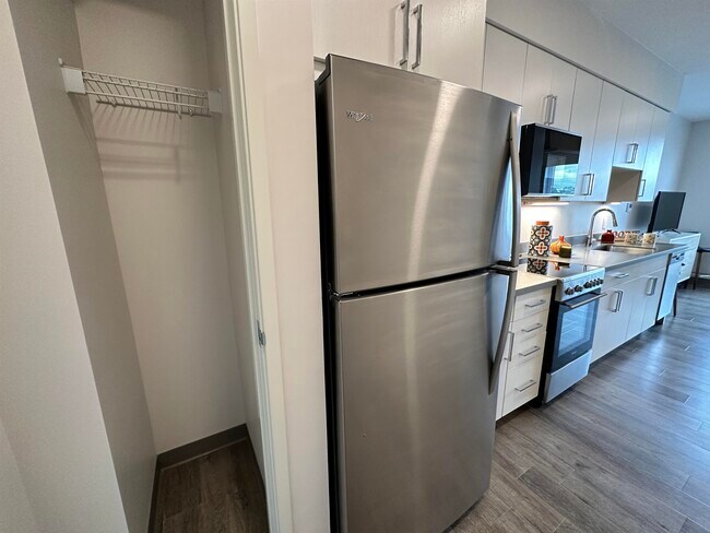 Building Photo - 409 Elm St