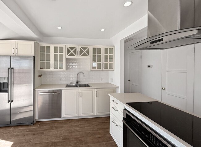 Building Photo - Charming 3BR Home with Expansive Backyard ...