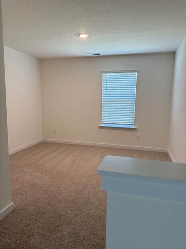 Building Photo - **PRICE IMPROVEMENT** LIKE-NEW GORGEOUS SI...