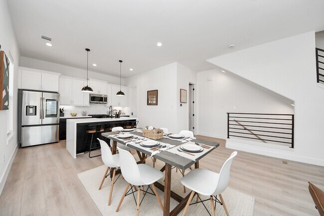 Building Photo - 2524 Live Oak St