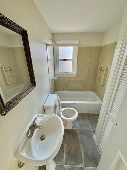 Building Photo - 3 Seymour Ave