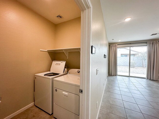 Building Photo - 40523 W Shaver Dr