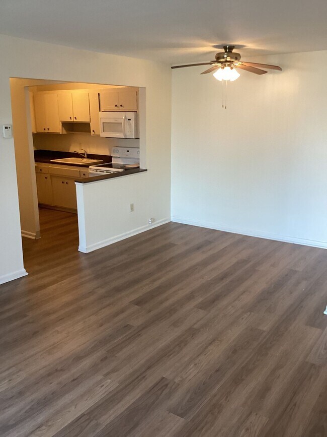 Building Photo - Brush Apartment