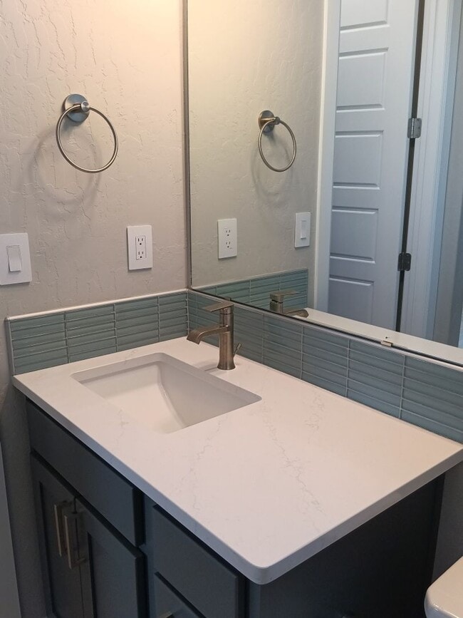 Building Photo - Stunning 4-bedroom, 3.5-bathroom home loca...