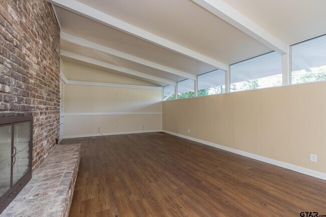 Building Photo - 3215 Fernwood Dr