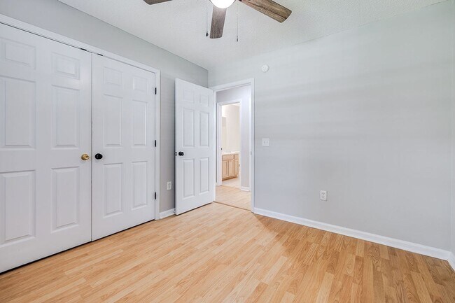 Building Photo - 3 Bedroom Springfield Home with Garage and Large Backyard