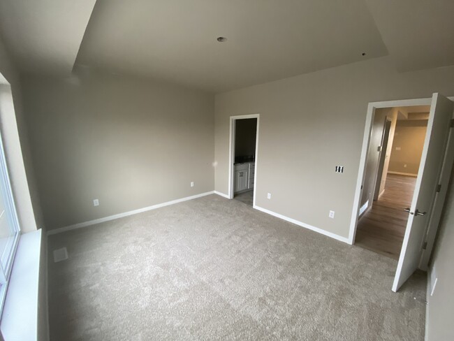 Master bedroom - 772 River Bend Ln