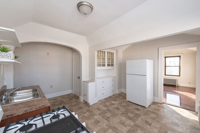Building Photo - Beautifully updated Tudor style duplex. Up...