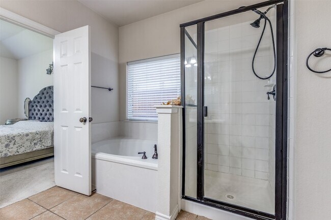 Building Photo - 9412 Fenway Dr