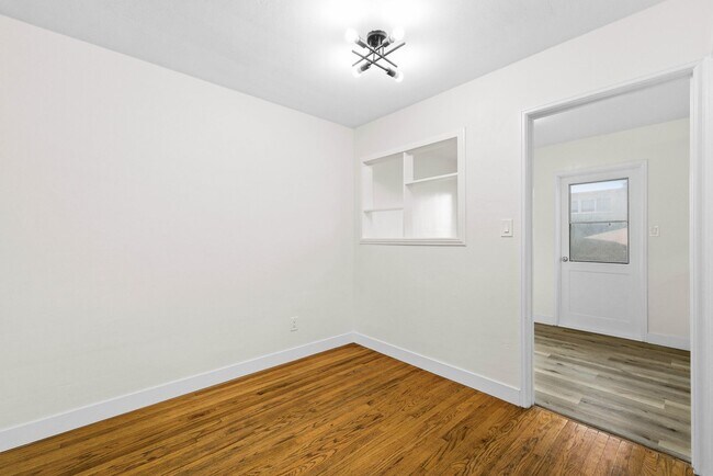 Building Photo - 2BR Coastal La Jolla Apartment | Steps to Windansea Beach