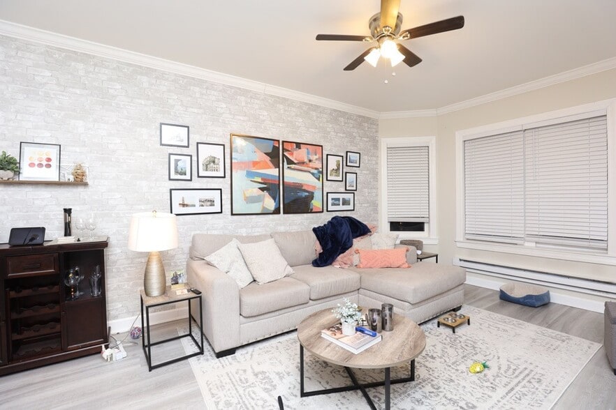 Building Photo - 644 W Roscoe St