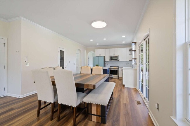 Building Photo - Spacious 5-Bedroom Living with Scenic View