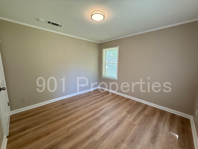 Building Photo - 814 Colonial Rd