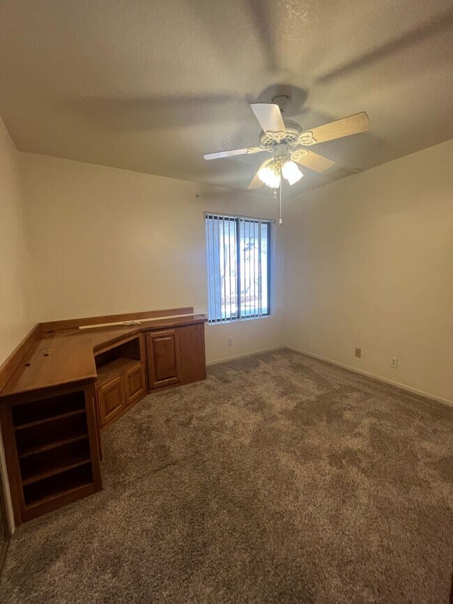 Building Photo - 3 Bed, 2 Bath in Gated Community with Lake...