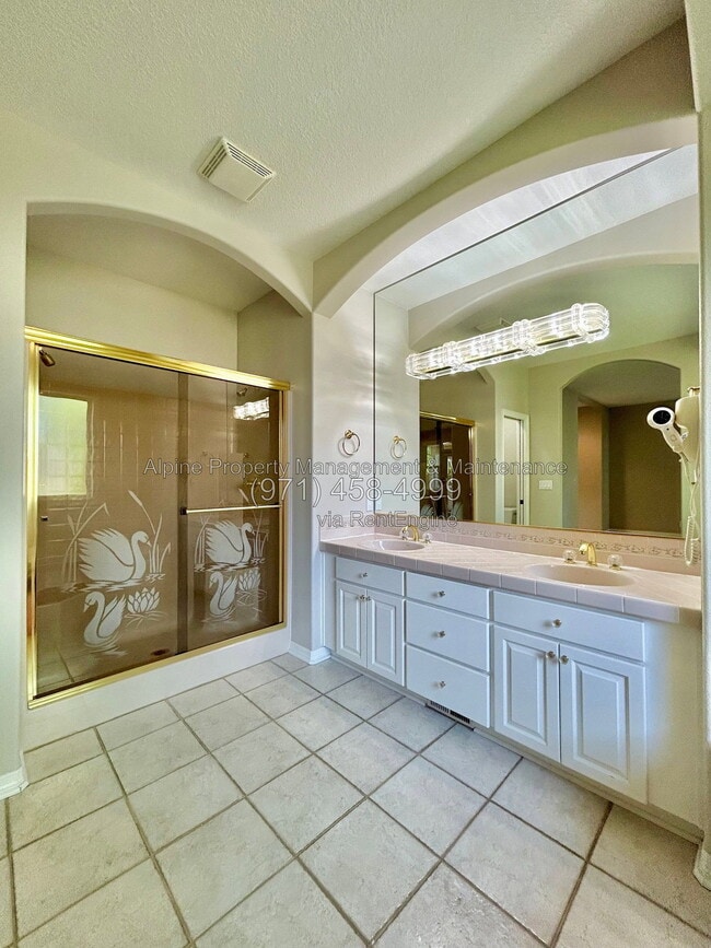 Building Photo - 820 NW Pebble Beach Way