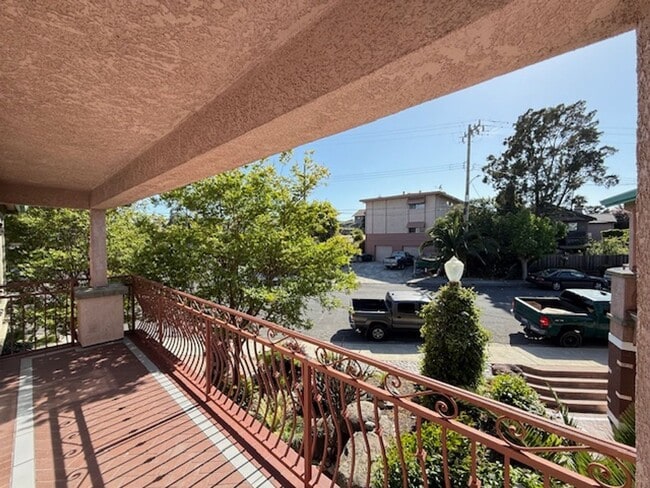 Building Photo - 2-Story Rodeo Home with Beautiful Spacious...