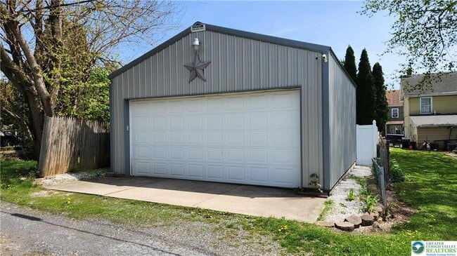 Building Photo - 324 Walnut St