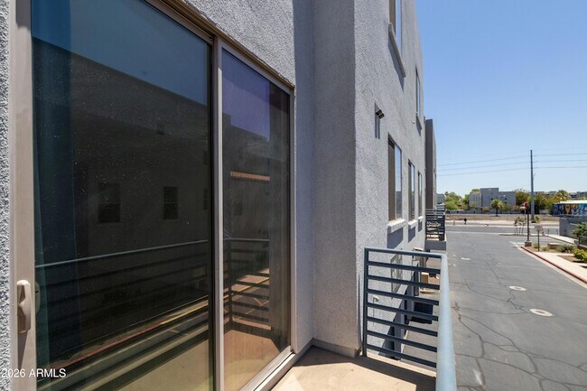 Building Photo - 615 E Portland St