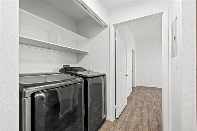 Building Photo - Charming 2-Bedroom First Floor Featuring Open Layout, Fireplace, Patio & Community Pool