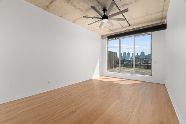 Building Photo - 6 S Laflin St