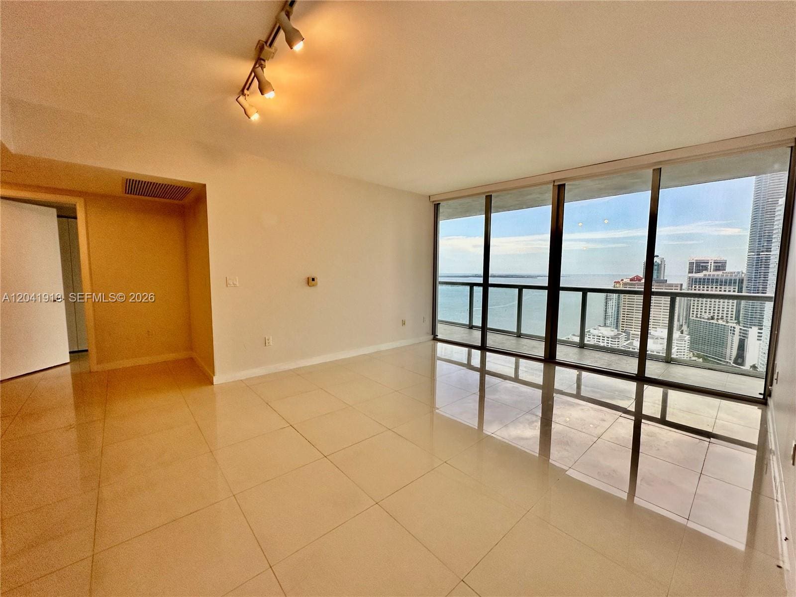 Building Photo - 495 Brickell