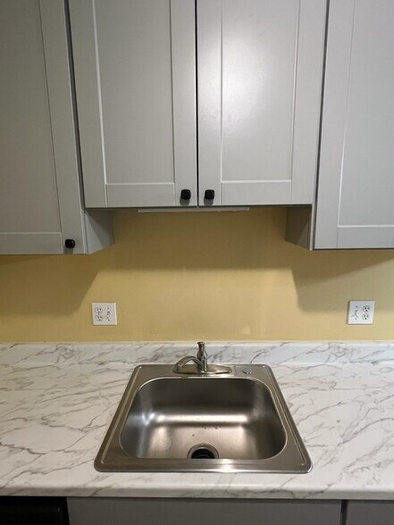 new countertops/cabinets - 3250 Oneal Cir