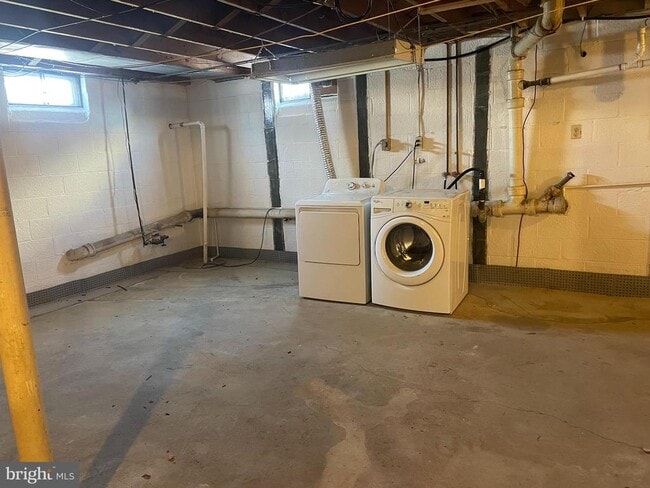 Building Photo - 5017 Mauretania Ave