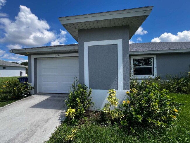 Building Photo - Haunt Your Dream Home: 3BR Duplex With Chi...
