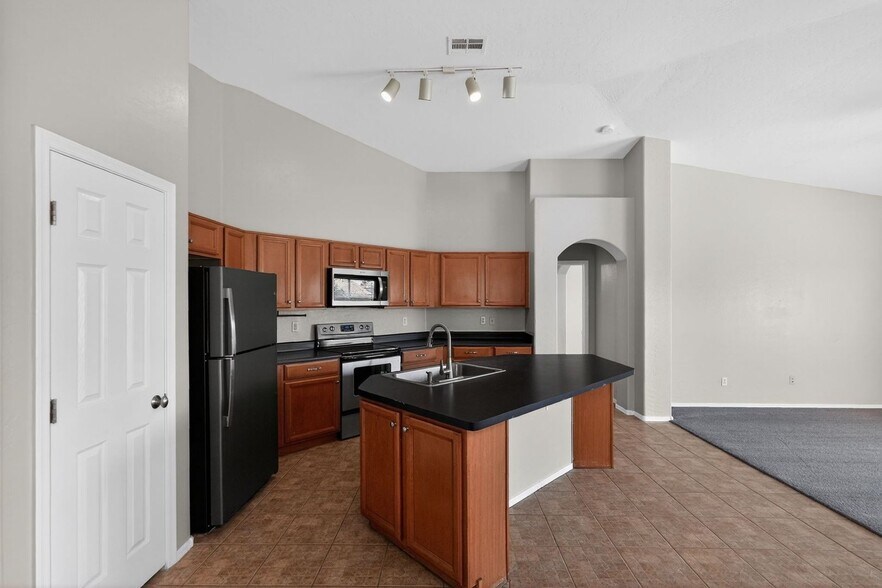 Building Photo - 14843 W Wethersfield Rd