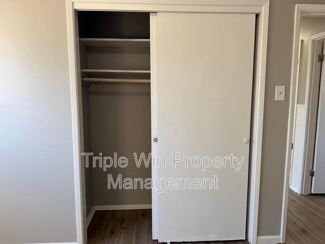 Building Photo - 1665 Queens Dr