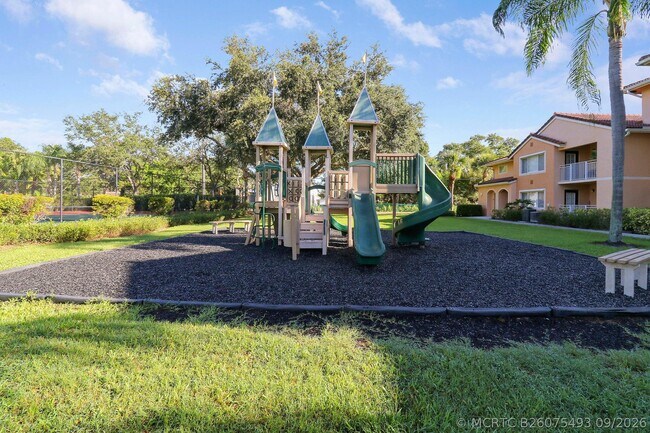Building Photo - 241 SW Palm Dr