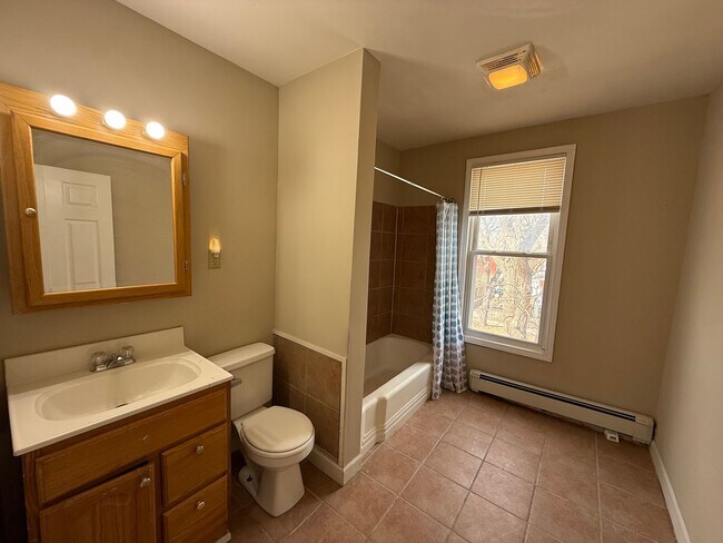 Building Photo - 562 Edmund Ave W