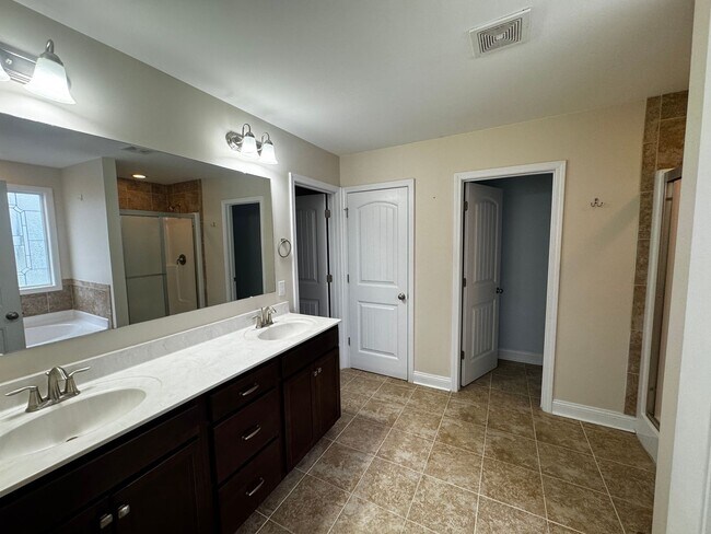 Building Photo - 5 Bedroom 3 Bath Home In Grays Creek