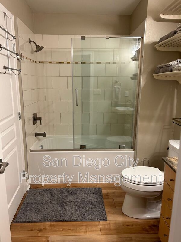 Building Photo - 300 W Beech St