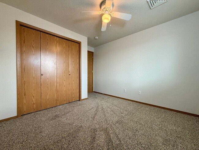 Building Photo - SPACIOUS NEWLY UPDATED TOWNHOME IN REDMOND!!