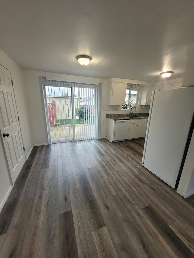 Building Photo - Updated 2BD/1BA Coming Duplex Available