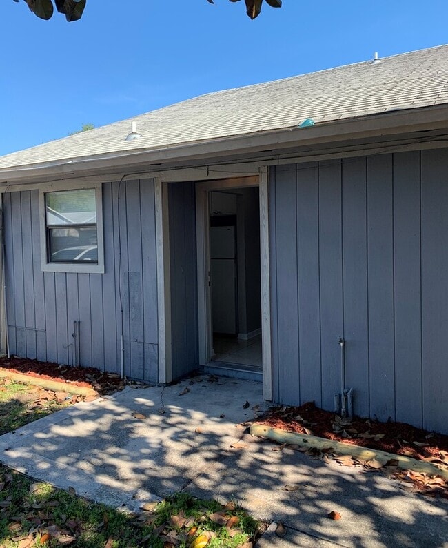 Building Photo - Spacious 2 Bed/2 Bath Single Story Townhom...