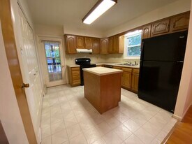 Building Photo - 923 St Clair St